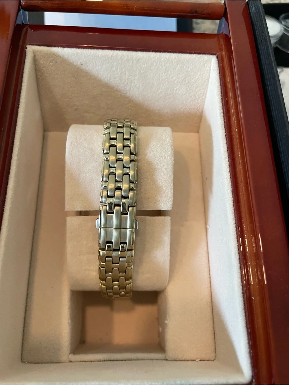 Gold-Tone Women’s Bracelet Watch with White Dial Quartz and stainless steel